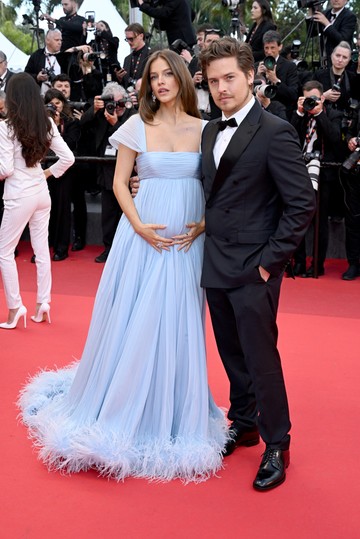 Palvin Barbara és férje, Dylan Sprouse az idei cannes-i filmfesztiválon jelentették be, hogy kisbabát várnak. A modell babakék Miu Miu kreációjában mutatta meg először gömbölyödő pocakját. 