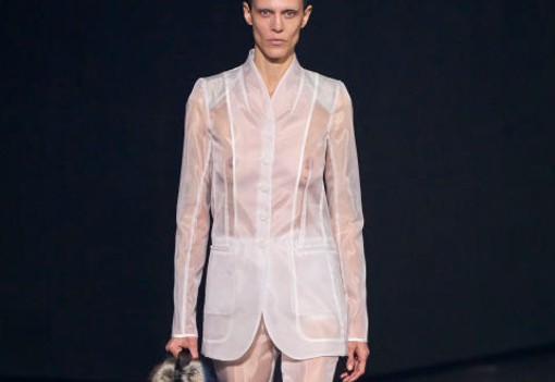 Levegőből készített táskát egy divatcég, valami egészen zseniális lett a kockacukor súlyú kiegészítő