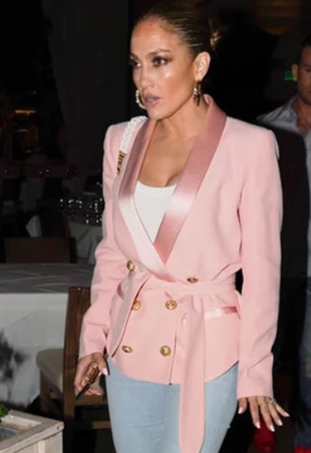 Jennifer Lopez és Julia Roberts bebizonyította, hogy itt a rózsaszín blézer-szezon
