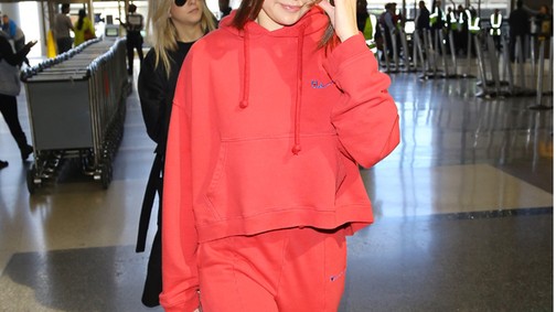 Selena Gomez-divatterror: melegítőhöz szandál