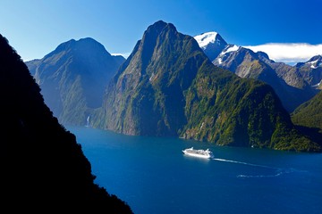 A Milford Sound, maori nyelven Piopiotahi, Új-Zéland legismertebb fjordja (sziklafalakkal, hegyekkel övezett, a szárazföldbe mélyen benyúló tengeröböl) az ország Déli-szigetén, a Fiordland Nemzeti Parkban. &#12288;