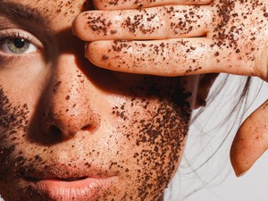 Az elhalt hámsejtek fokozatosan lehámlanak különösebb arcradírozás nélkül is, ami elavult hámlasztási módszer - beszélgetés dr. Kardos Nikolett bőrápolási tanácsadóval