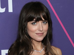 Dakota Johnson bevállalósan szexi ruhája egy Ötven árnyalat-filmben is megállná a helyét