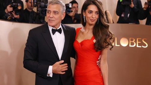 Amal Clooney királynőként ragyogott George Clooney mellett a Golden Globe-on, a szerelmük megédesítette a gálát