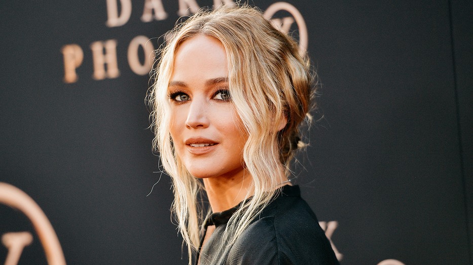 Jennifer Lawrence először mutatta meg kerek pocakját nyilvánosan