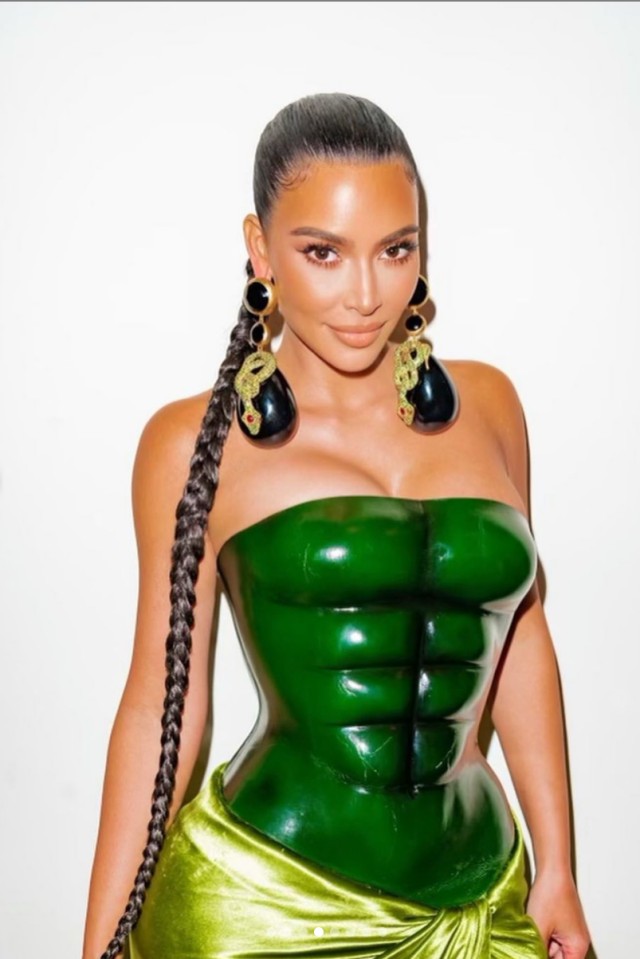 Kim Kardashian zöld karácsonyi szettje azonnal beindította a mémgyárat