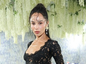 Zoë Kravitz testét csak áttetsző csipke borítja, káprázatos meztelenruhában érkezett a Met-gálára