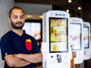 Látássérültként a Mekiben dolgozni: már három éve erősíti a gyorsétterem csapatát Henrik