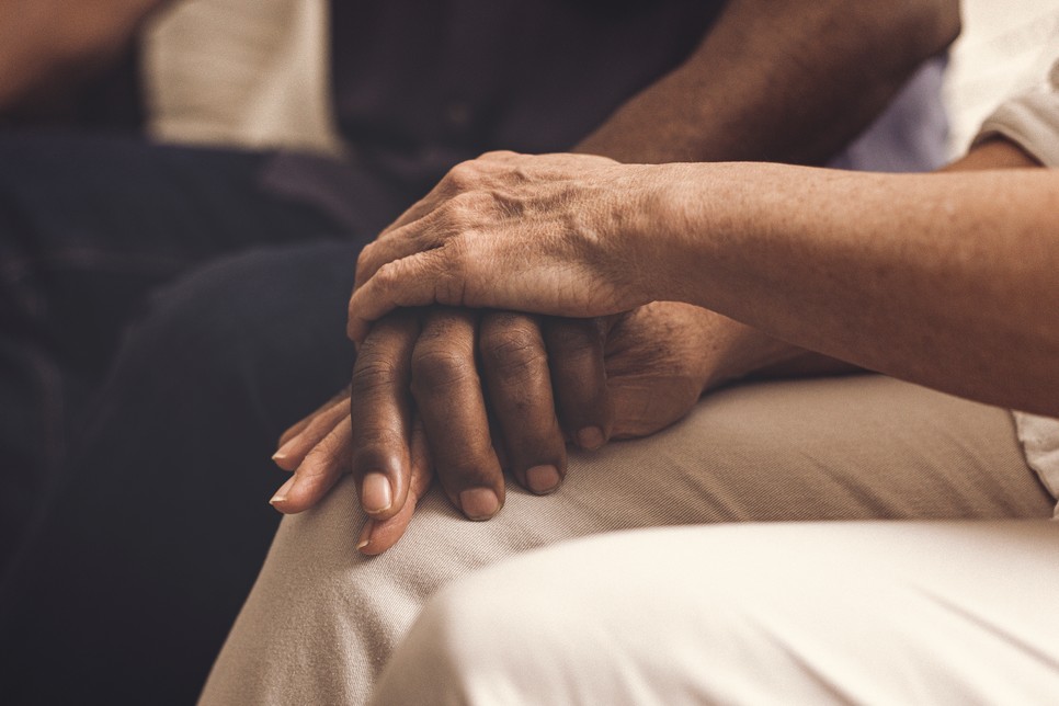 Nincs arra szabály, hogy kinek hogyan, meddig "kell" gyászolnia, de minden esetben fontos a környezet támogatása