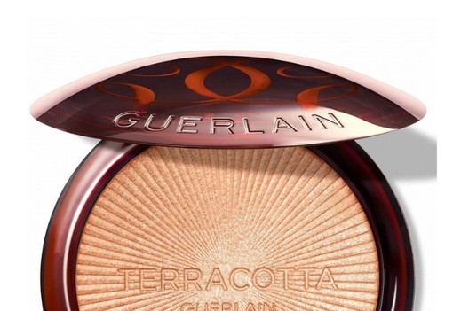 Ragyognál, mint Francesca Bridgerton? 8 ikonikus highlighter, amivel bájos csillogást kölcsönözhetsz az arcodnak