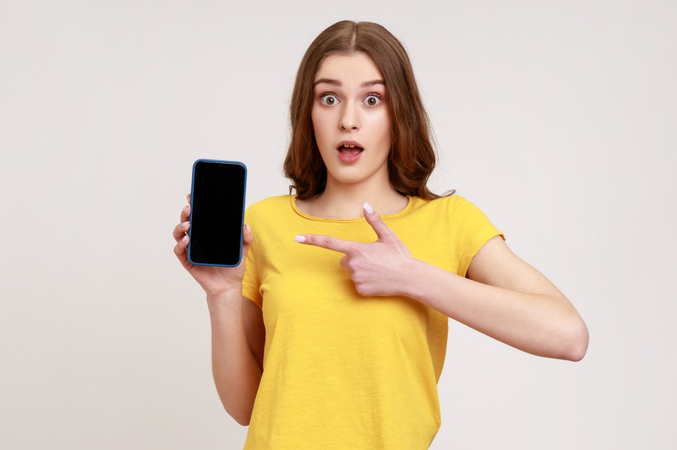 Egyes kutatások szerint egy átlagos mobiltelefon akár tízszer több baktériumot tartalmazhat, mint egy WC-ülőke. / Fotó: Getty Images