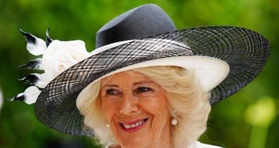 Kamilla királyné csodaszép ruhában ragyogott, feltűnő kreációjában azonnal magára vonzotta a tekinteteket