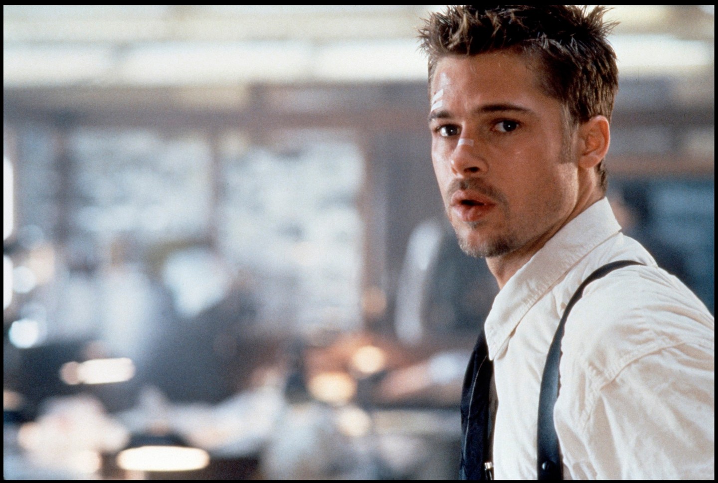 Egy évvel később, 1955-ben következett David Fincher Hetedik című kultikus horrorja. Brad Pitt ekkorra olyan szenvedélyes színésszé érett, hogy amikor a stúdió bele akart szólni a moziba, és meg akarta változtatni annak végét, kijelentette, hogy csak akkor marad a produkció része, ha nem nem lépik meg. 