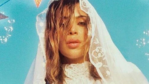 Kim Kardashian szexéhes menyasszonyként pózol