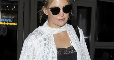 Kate Hudson nagyon szexi lábat villant