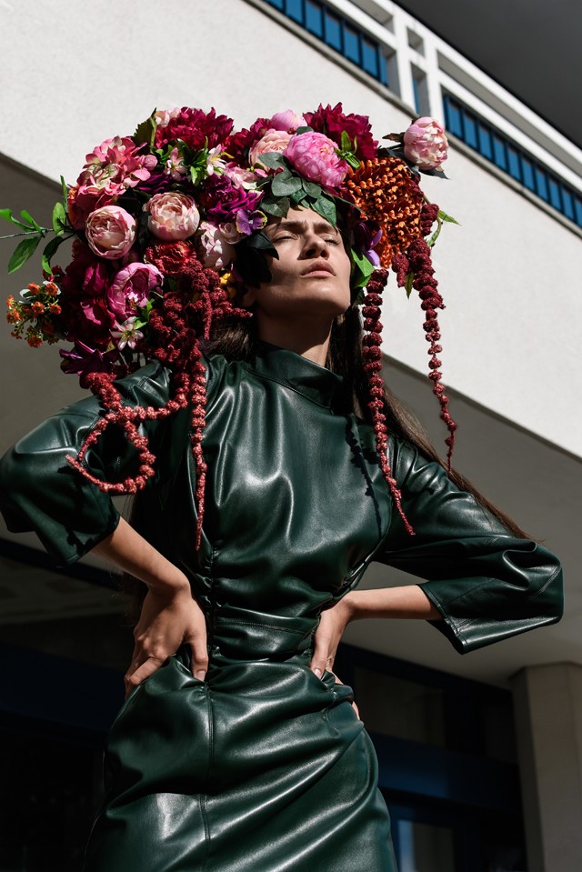 Ki mondta, hogy egy csipkekosztüm, vagy egy kristályos táska nem fér össze egy tornacipővel?