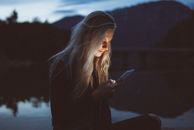 Tényleg változtatnod kellene a telefonod fényerején, 3 okod is van rá