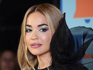 Rita Ora falatnyi bikiniben kampányol a tél ellen