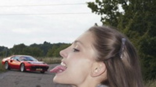 Meglógtam a Ferrarival egy szál bugyiban