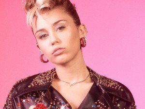 Miley Cyrus lazán megvillantotta tökéletes hasizmát!