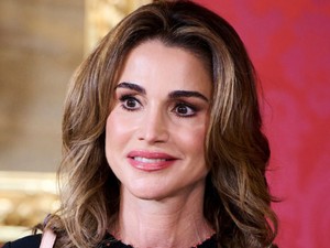 Ránija jordán királyné kivágott felsőben lépett ki az utcára, sokaknál kiverte a biztosítékot