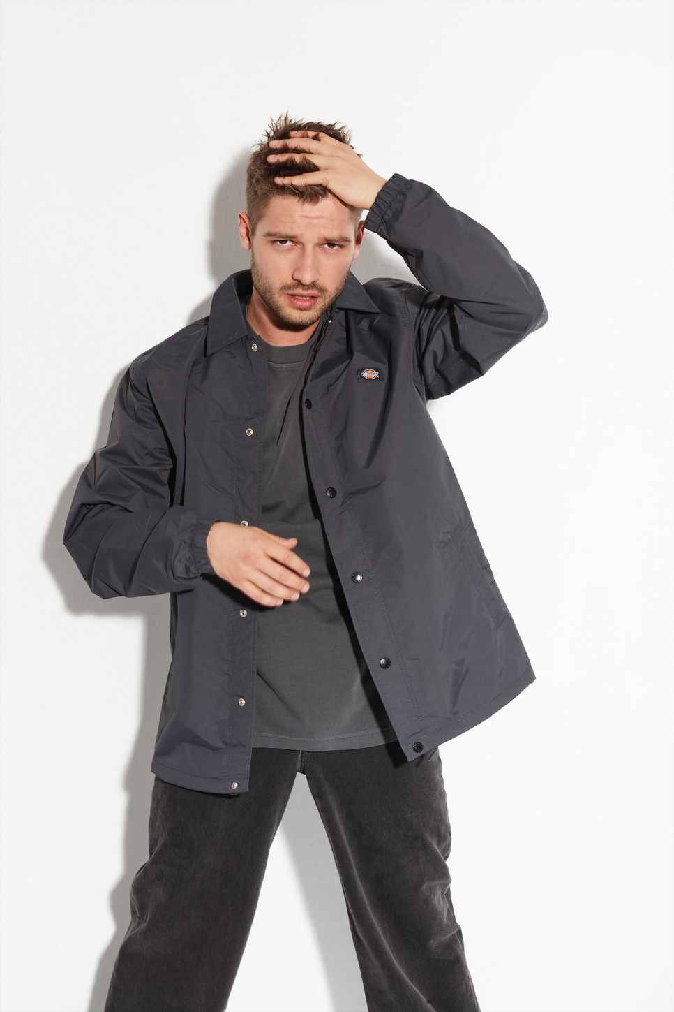 Miller David számára a zene elcsendesülést, nyugalmat, és felszabadulást jelent - Póló COS - Dzseki DICKIES - Nadrág LEVI'S