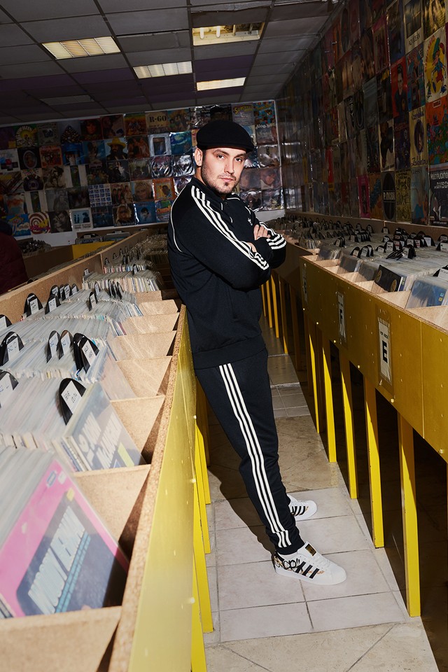 Nicsak, kik mutatják be a magyar képzőművészek által újragondolt Adidas Superstar cipőket