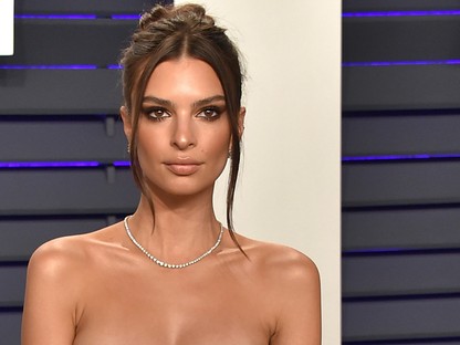 Sejtelmes, átlátszó, ultraszexi: hódítottak a meztelenruhák az Oscar-gálán