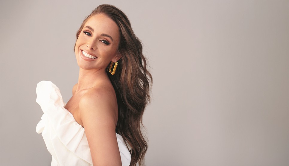 A TV2 képernyőse rengeteget változott az elmúlt tíz év alatt. A hétköznapokban egyre inkább a természetességre törekszik, a visszafogott megjelenést részesíti előnyben. Top: RESERVED, Fülbevaló: SWAROVSKI