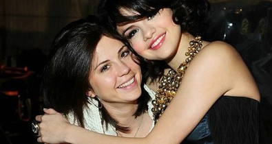 Selena Gomez borzasztóan összeveszett az édesanyjával, mentőt kellett hívni