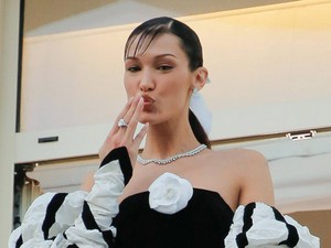 Bella Hadid elképesztő: ez pedig egy 36 éves ruha