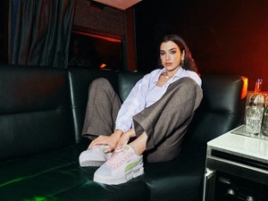 Randid van Dua Lipával! Egyenesen egy családi fesztiválról érkezik, hogy neked énekeljen