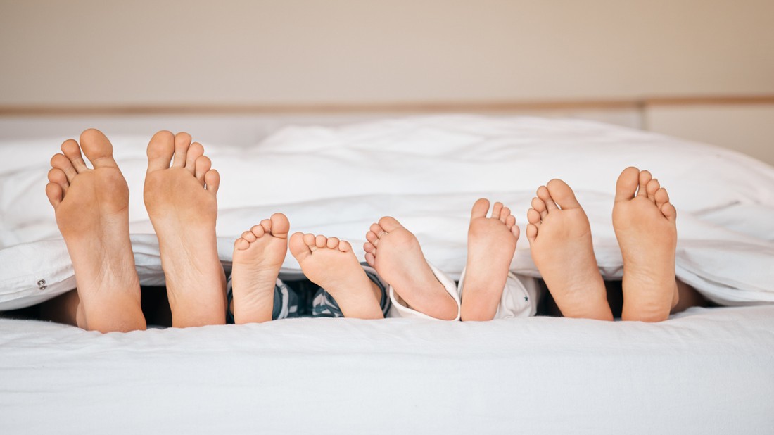 Külön vagy együtt aludjunk a gyerekkel? Minden család számára más a legjobb megoldás, a lényeg, hogy megtaláljuk, mi működik számunkra