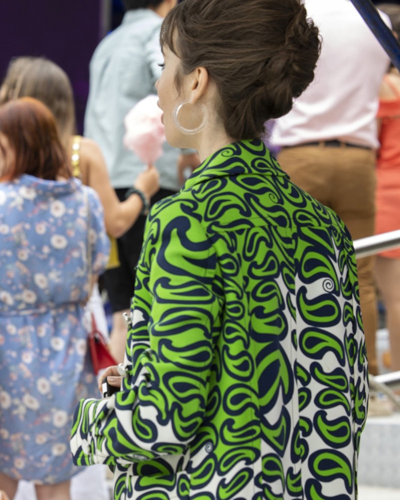 Emily zöld Miu Miu kabátja a mesés és merész találkozása