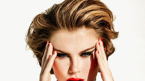 18+ Kim Basinger 20 éves lánya pucérra vetkőzött, és elképesztően szexi!