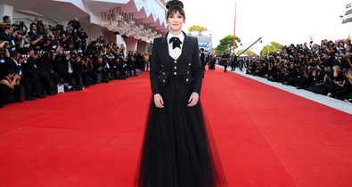 Telitalálat: Winona Ryder a Jimmy Choo 2024-es őszi kampányának sztárja