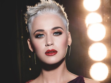 A leglazább dolog ma: Katy Perry ijesztő arcmaszkban trollkodik az utcán!