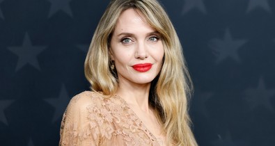 Angelina Jolie melltartó nélkül, átlátszó ruhában vonult végig a Critics Choice Awards vörös szőnyegén