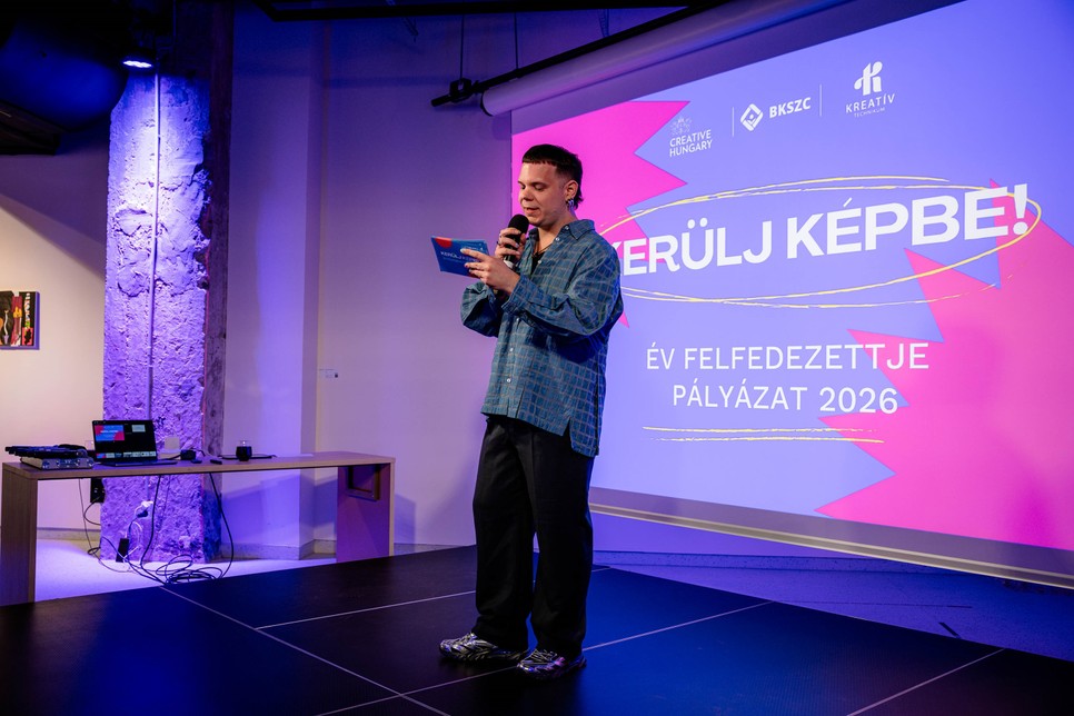 Csalár Bence műsorvezetőként köszöntötte a Kerülj Képbe! – Év Felfedezettje 2026 döntőjének résztvevőit és vendégeit