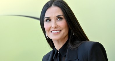 Demi Moore melltartó nélkül, feszes szettben lépett a vörös szőnyegre