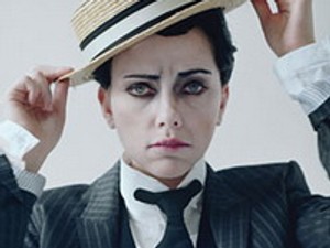 Férfivá sminkelték Scarlett Johanssont