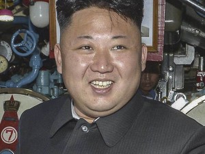 Ez valami rettentes! Mi jöhet még? Trump után viseld Kim Jong-Un fejét magadon