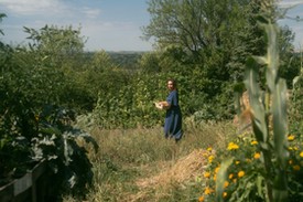 A munkájuk középpontjában a természet tisztelete és a vele való együttműködés áll: bioszerekkel erősítik a szőlők immunrendszerét, fermentált gyógynövényekkel permeteznek, madárhoteleket és méhlegelőket telepítenek, valamint gyógynövényekkel, hasznos növényekkel támogatják a terület biodiverzitását. A környező erdősávok megtartásával pedig természetes védelmet biztosítanak az ültetvénynek