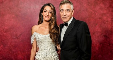 Amal Clooney élete legszebb ruhájában ragyogott a vörös szőnyegen, George Clooney egy pillanatra sem vette le róla a kezét