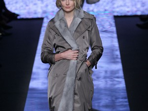 Magyar királynő Milánóban: Enikő villantós szettben a kifutón