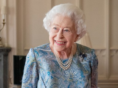 Videón, ahogy Erzsébet királynő megmondja a tutit a fotósoknak