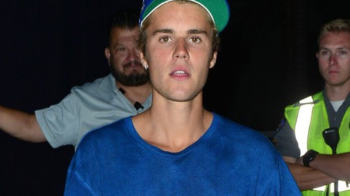 Justin Bieber zokni-papucsban! Visszahozza a divatba?