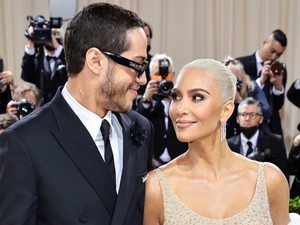 Először a Met gála történetében: A Kardashian-Jenner lányok mind együtt