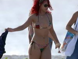 Falatnyi bikiniben strandolt Rihanna