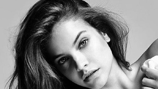 Palvin Barbi először csipke tangájával, majd extrém hajszínével borzolja a kedélyeket!